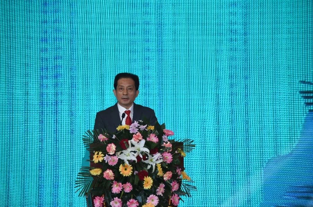 会议最后由集团董事长王朝银做主旨报告.