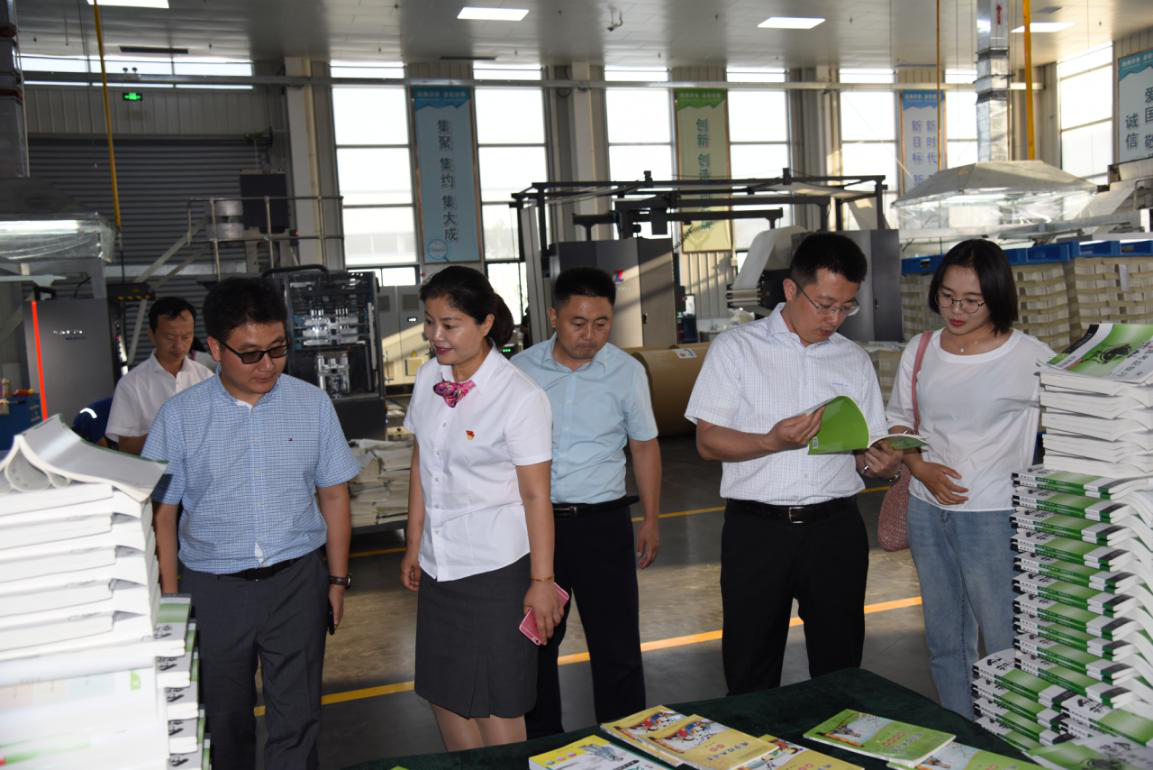 盛夏七月,艳阳高照,绿树成荫,宋主编一行在集团董事长王朝银及韩伟