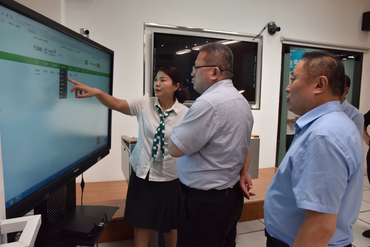 梁山县委副书记李福东莅临金榜苑调研指导工作