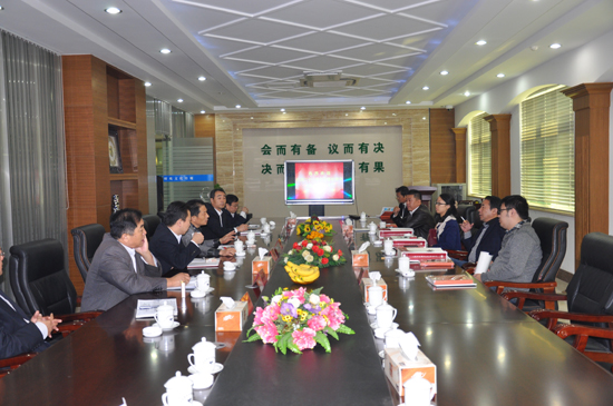 编辑部王瑞生老师展示了中学教考网和中学生淘课网,董事长王朝银介绍